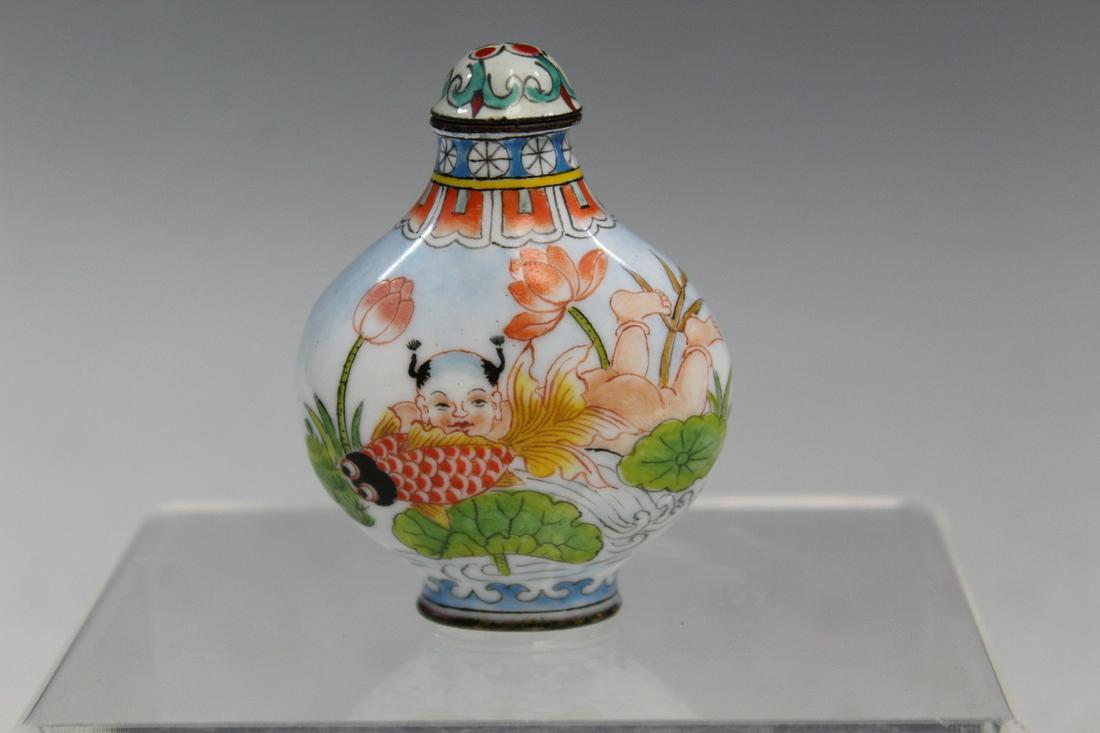 Chinese Enameled Snuff Bottle: Chinese Enameled Snuff Bottle. H 6 cm
