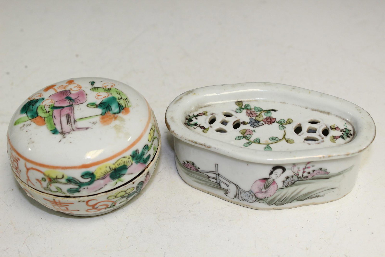 Two Chinese famille rose porcelain boxes. (1 of 4)