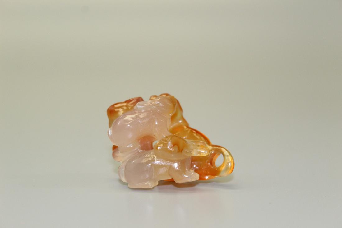 Chinese carved agate pendant. (1 of 2)
