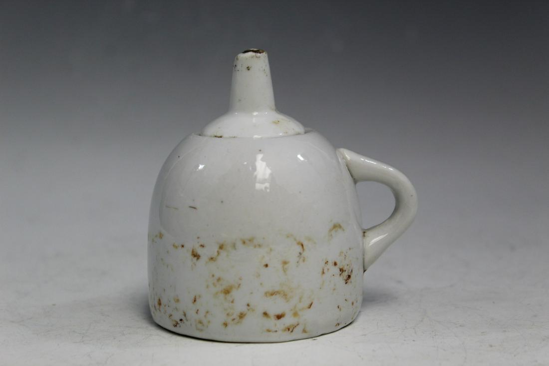Korean Porcelain Oil Lamp: Korean Porcelain Oil Lamp. H 9 cm.