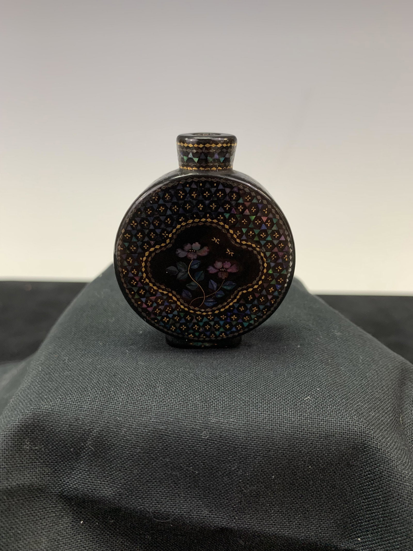 Chinese Lacquer Inlay Snuff Bottle: Chinese Lacquer Inlay Snuff Bottle. H 5.5cm