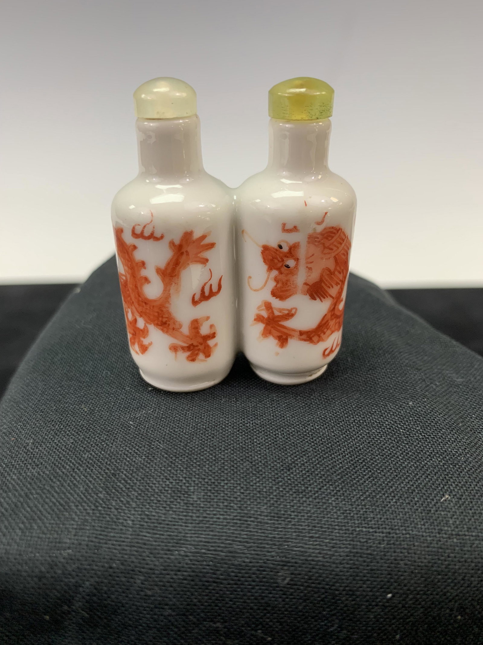 Chinese Double Vase Snuff Bottle: Chinese Double Vase Snuff Bottle. H 5cm