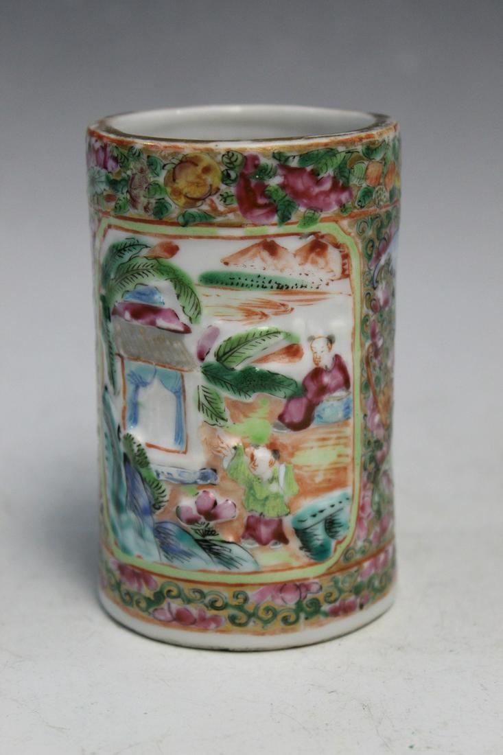 Chinese Rose Medallion Porcelain Brush Pot: Chinese Rose Medallion Porcelain Brush Pot. H 10 cm. As is.