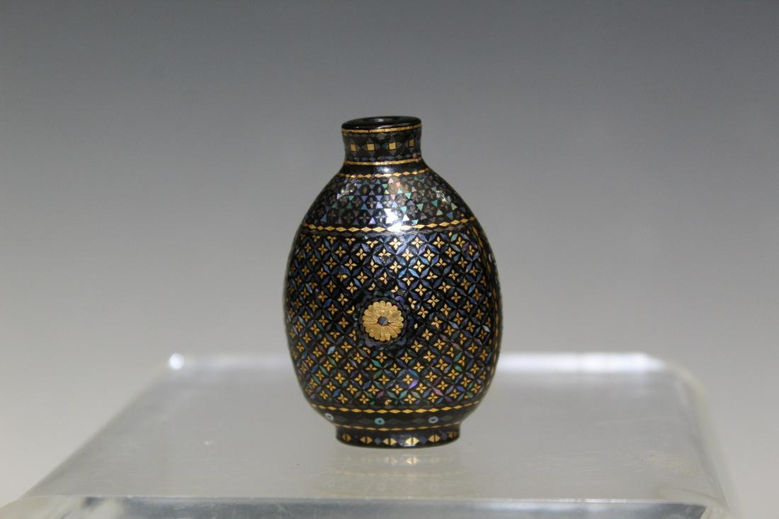 Japanese MOP Inlay Lacquered Snuff Bottle: Japanese MOP Inlay Lacquered Snuff Bottle. H 5 cm.