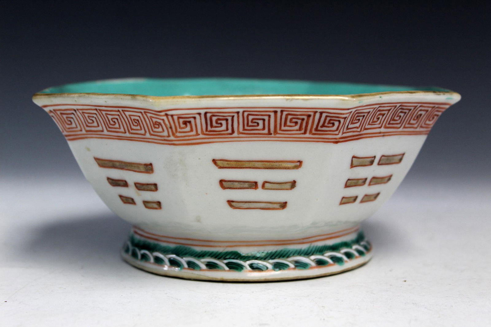 Chinese famille rose porcelain bowl, Tongzhi mark. (1 of 8)