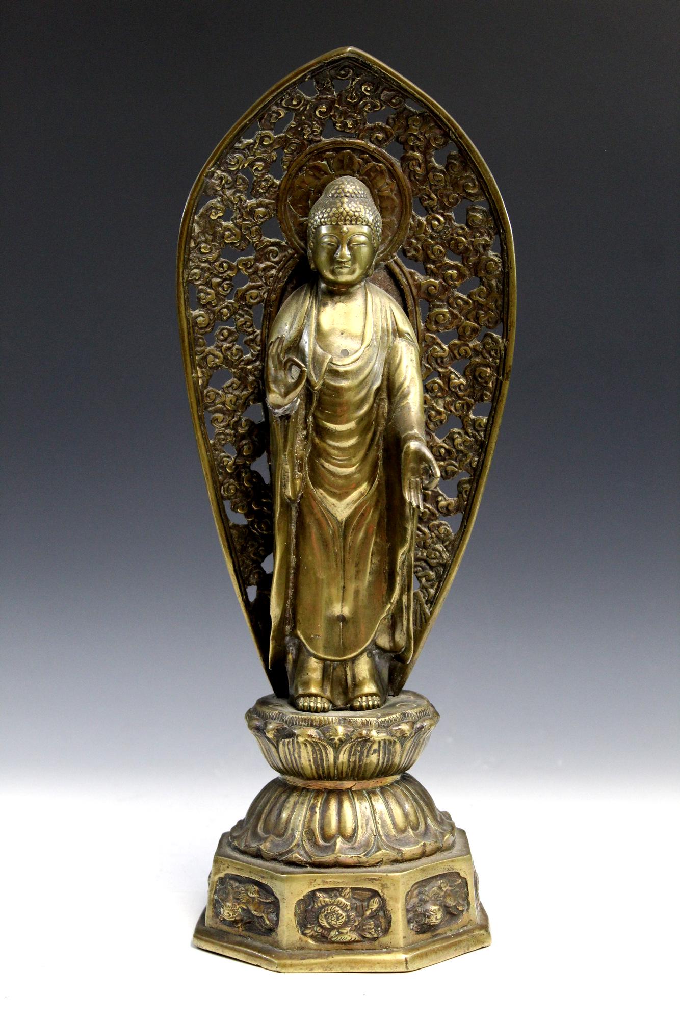 Antique Chinese bronze statue of Buddha.: Antique Chinese bronze statue of Buddha. Ht 41 cm. Provenance: From Maria Worthington estate in Virginia. Maria Worthington lived in Philippines with her husband, Amos, who worked for the U.S. foreign