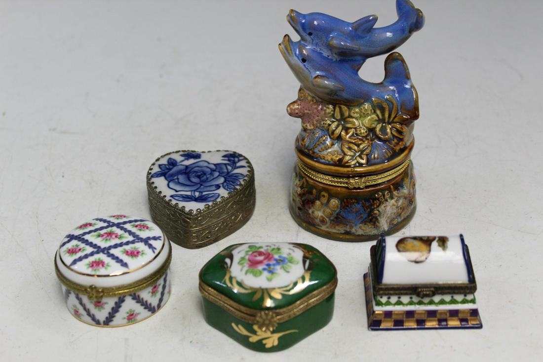 Five Porcelain Pill Boxes.: Five Porcelain Pill Boxes.. Largest H 12 cm