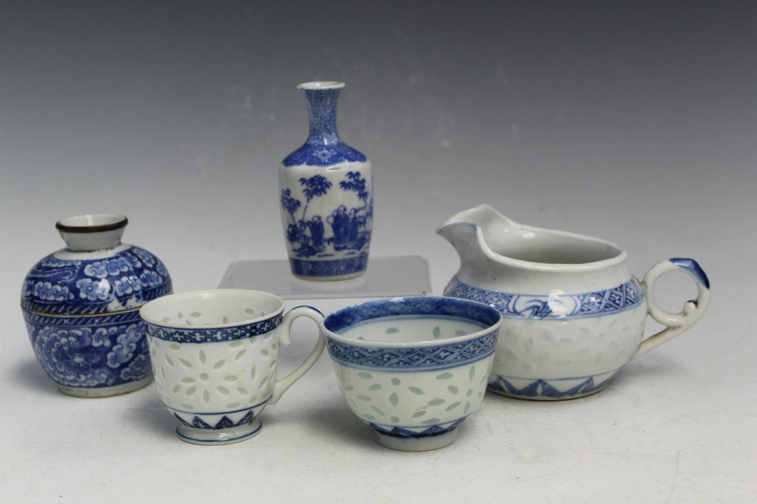 Group of Five Chinese Blue and White Porcelain items (1 of 9)