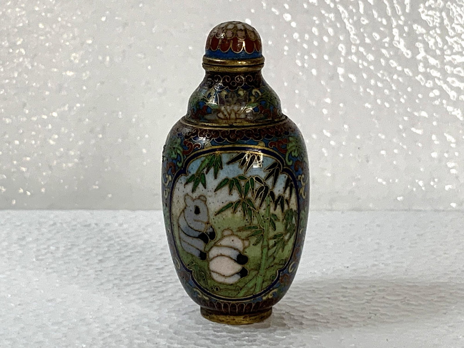 Chinese Cloisonne Snuff Bottle: Chinese Cloisonne Snuff Bottle. H 6.5 cm.