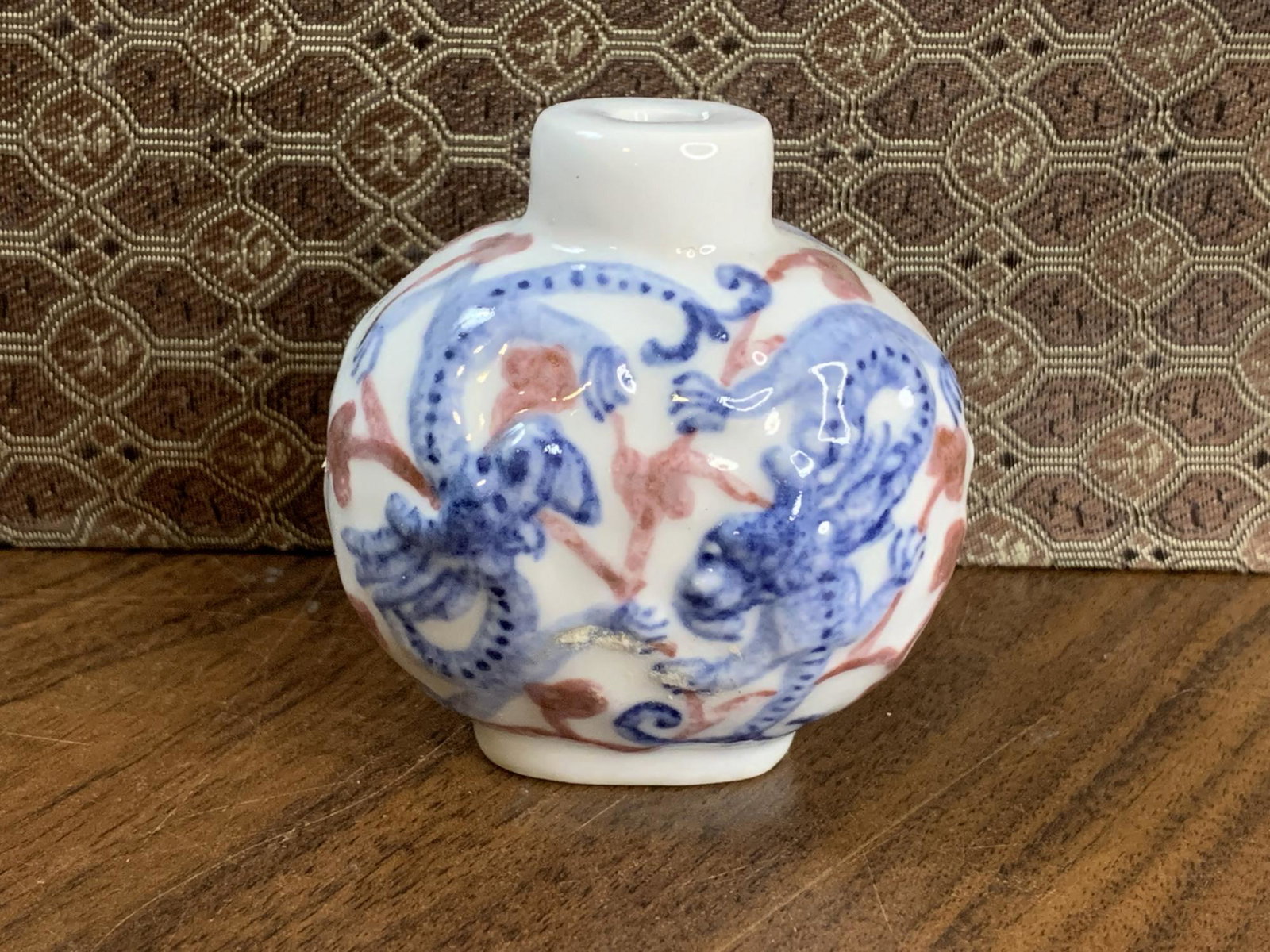 Chinese porcelain snuff bottle: Chinese porcelain snuff bottle. H 6.5 cm.