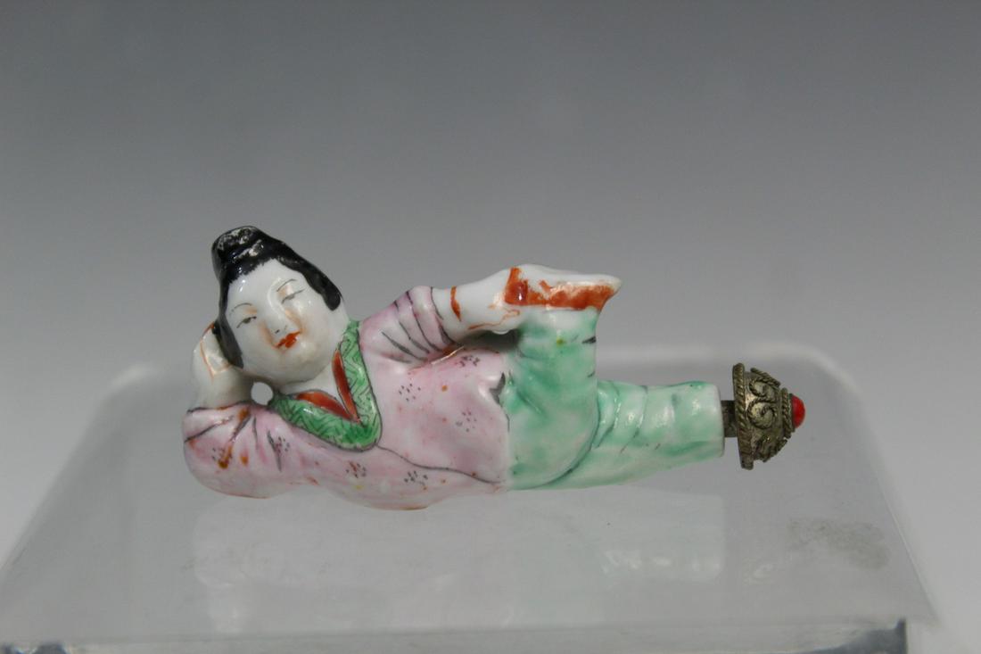 Chinese Famille Rose Porcelain Snuff Bottle of a Lady Figurine: Chinese Famille Rose Porcelain Snuff Bottle of a Lady Figurine. L 7 cm