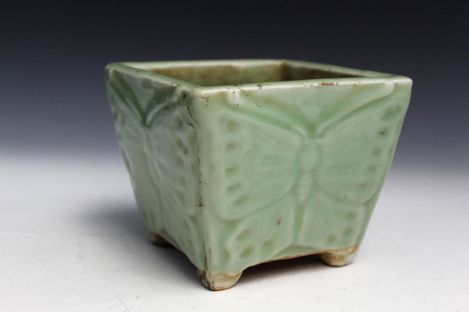 Chinese Celadon Porcelain Planter. Qing Dynasty.: Chinese Celadon Porcelain Planter. Qing Dynasty. 15x15x13 cm