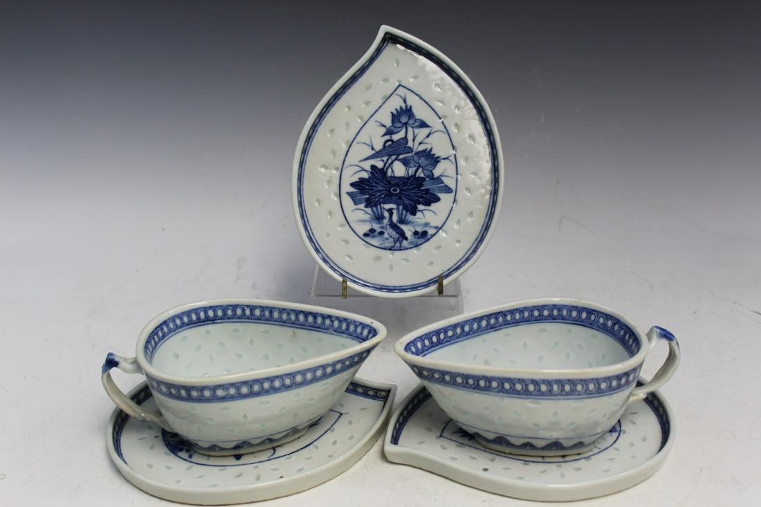 Chinese Export Leaf-shaped Blue and White Porcelain Gravy Boats and Dishes (1 of 8)