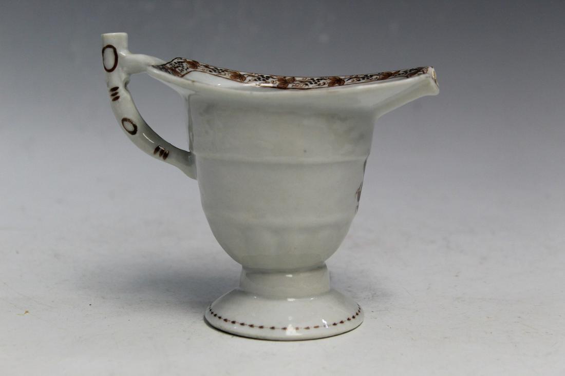 Chinese Export Porcelain Helmet-shaped Creamer: Chinese Export Porcelain Helmet-shaped Creamer. H 11 cm