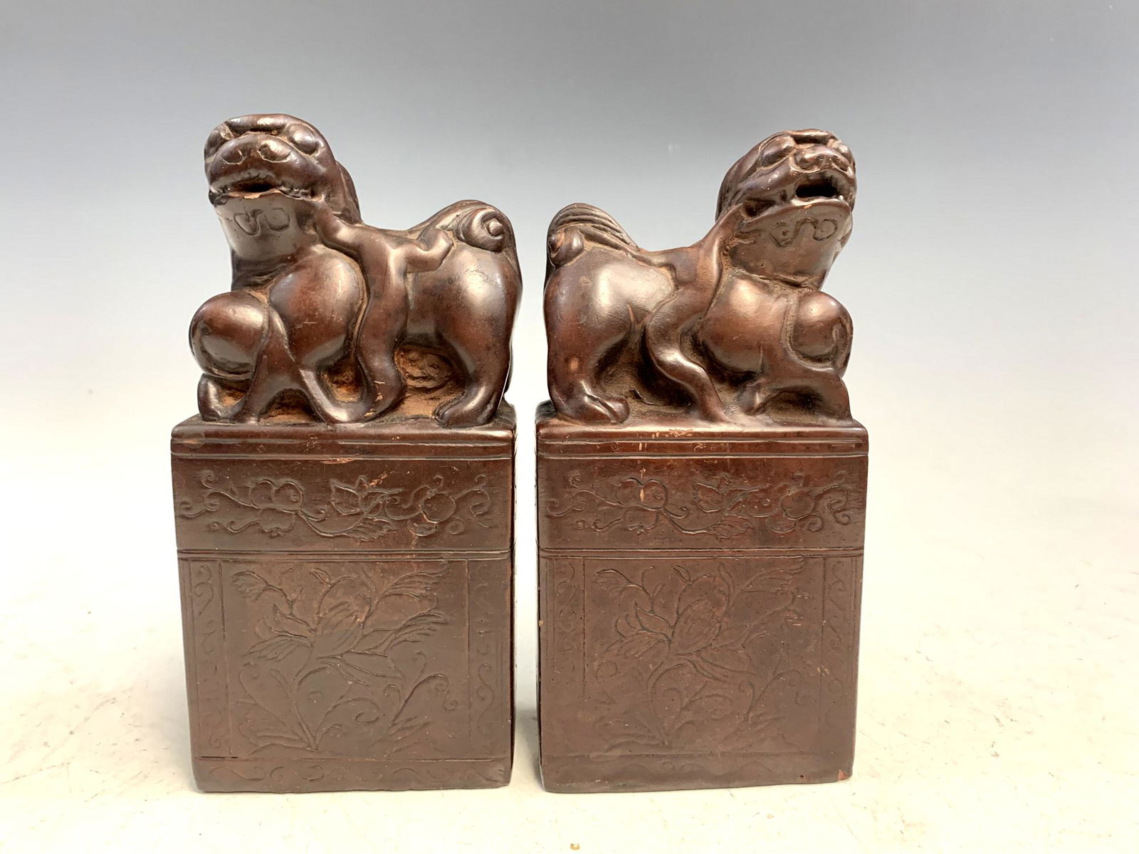 Pair of pottery book ends of foo dogs. (1 of 5)