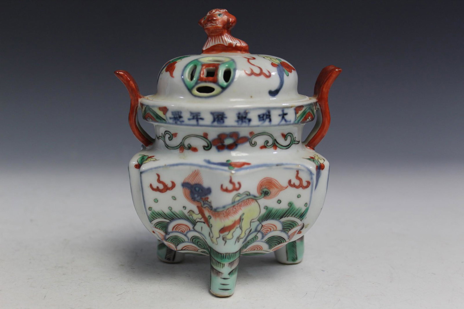 Chinese Wucai porcelain incense burner with Ming Wanli: Chinese Wucai porcelain incense burner with Ming Wanli mark.. Height 14 cm. Diameter 11 cm.