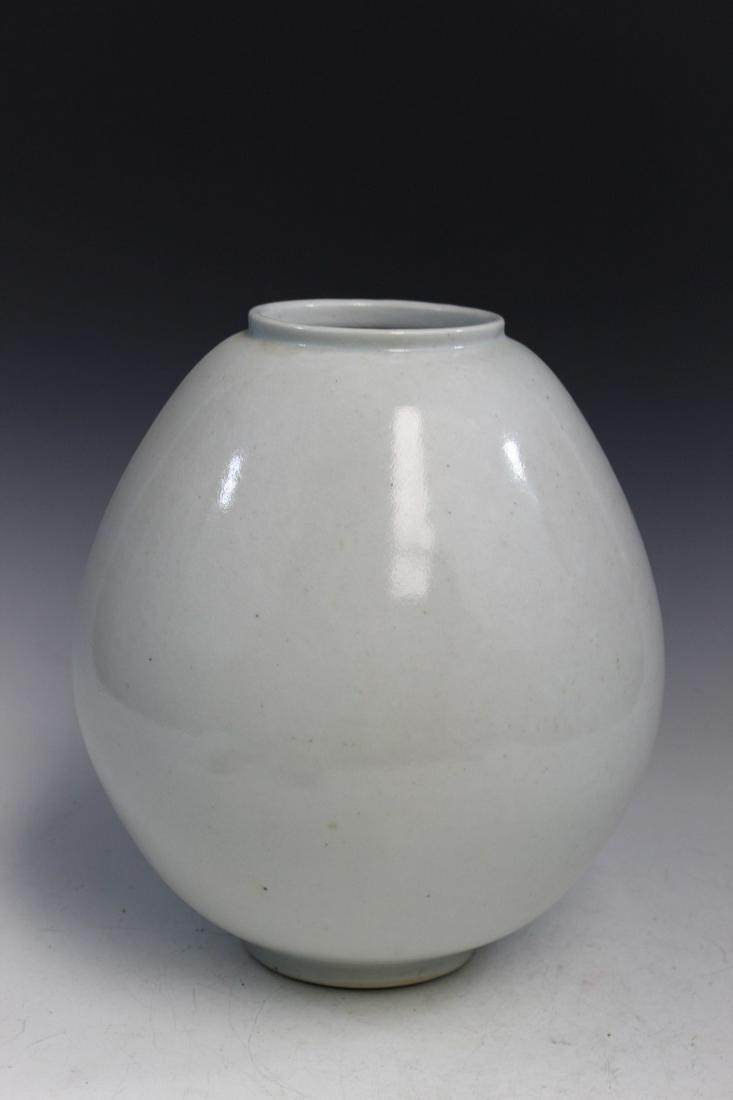 Korean Porcelain Jar. (1 of 5)