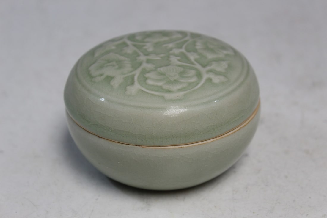 Chinese Celadon Porcelain Box: Chinese Celadon Porcelain Box. Diam 9 cm