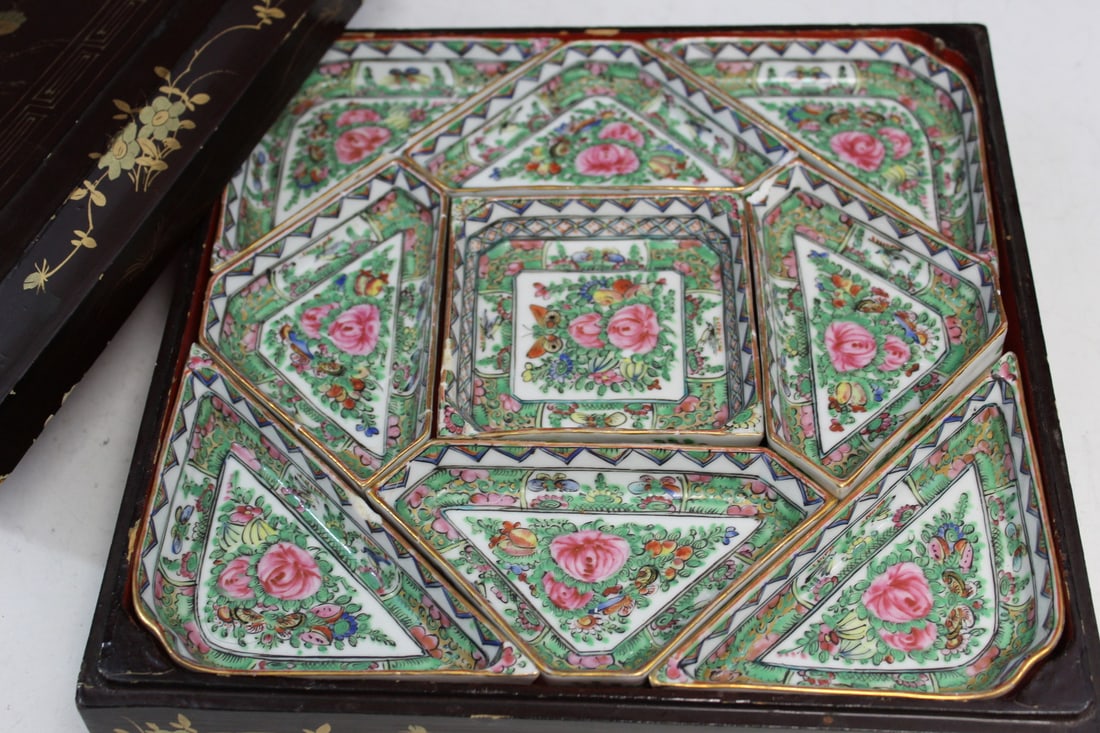 Chinese Rose Medallion Porcelain Fruit Dishes Set in a Lacquered Box (1 of 8)