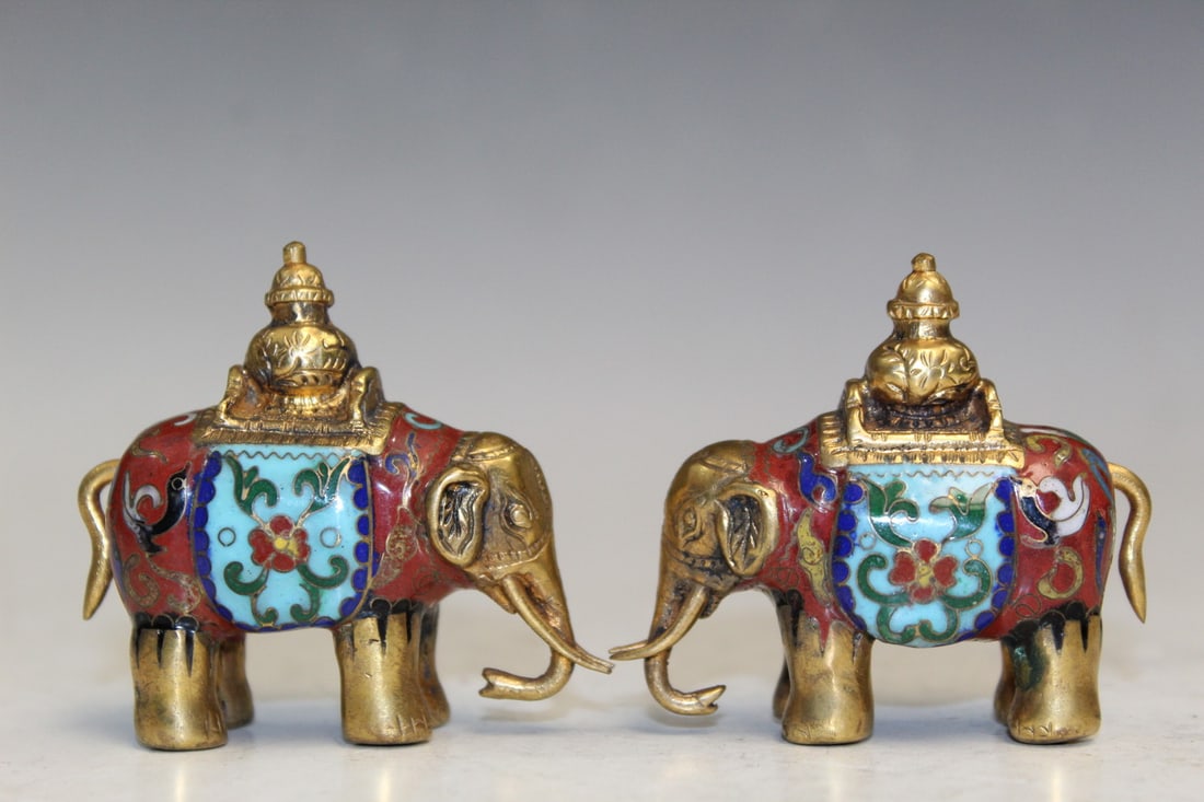 Pair of Chinese Cloisonne Elephant Figurines: Pair of Chinese Cloisonne Elephant Figurines. L 6 cm.
