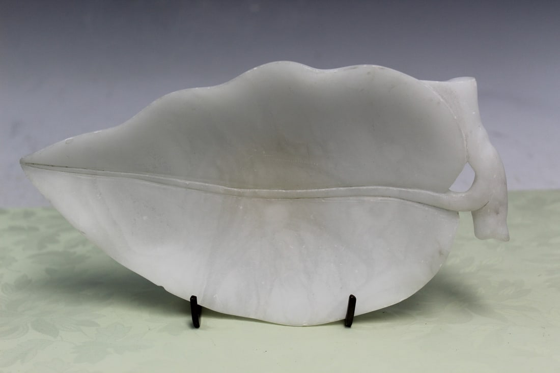 Alabaster Leaf-shaped Dish: Alabaster Leaf-shaped Dish. L 23 cm