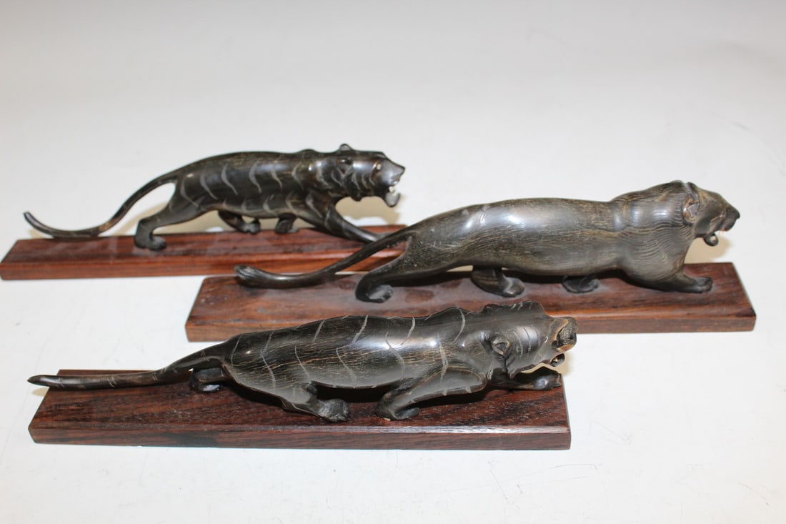 Three Horn Lion Figures: Three Horn Lion Figures. Longest L 23 cm.