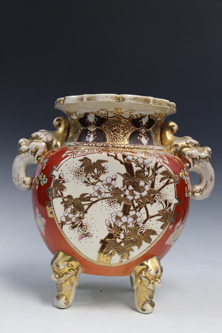 Japanese Satsuma Kinkozan Porcelain Incense Burner: Japanese Satsuma Kinkozan Porcelain Incense Burner. H 29 cm.
