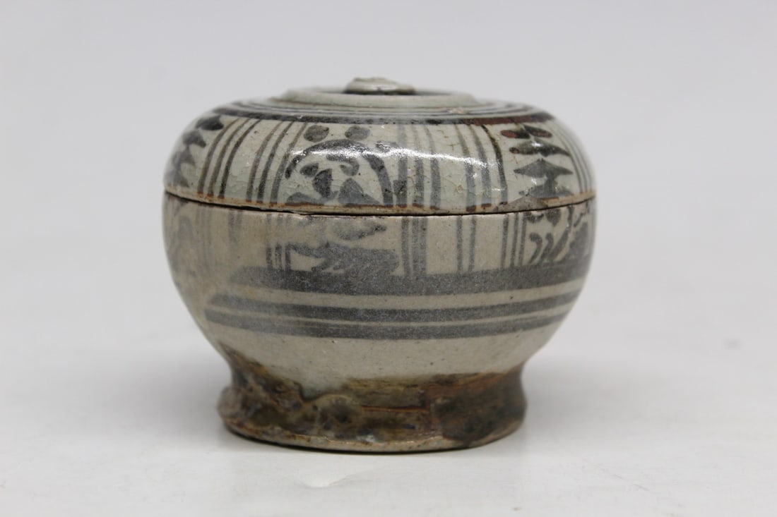 Sawankhalok Pottery Box: Sawankhalok Pottery Box. D 8.5cm, As is