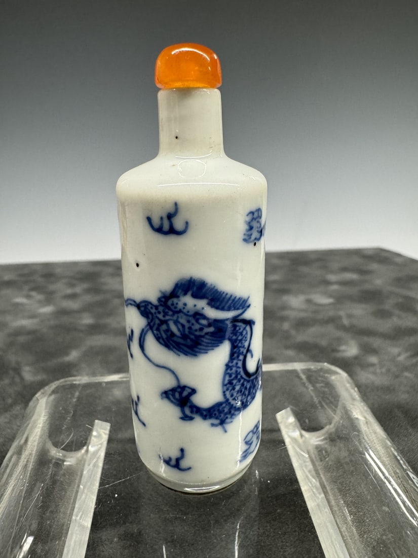 Blue and white cylindrical snuff bottle painted with dragons: Blue and white cylindrical snuff bottle painted with dragons. H 7cm