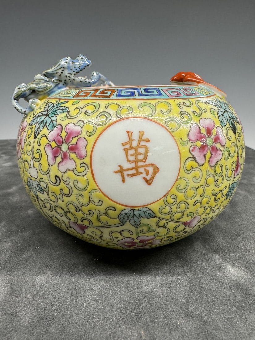 Famille Rose brush washer with chilong and bat: Famille Rose brush washer with chilong and bat. D 12cm
