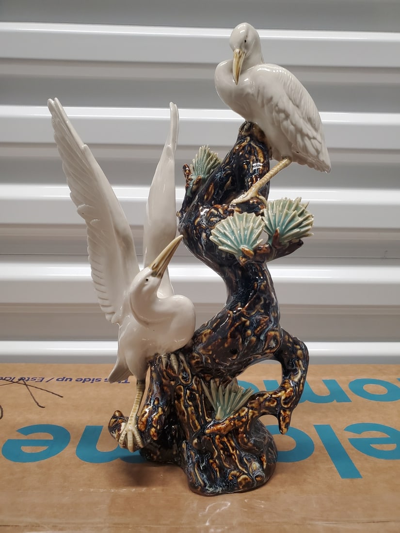 Chinese porcelain bird statue.: Chinese porcelain bird statue. Ht 30 cm