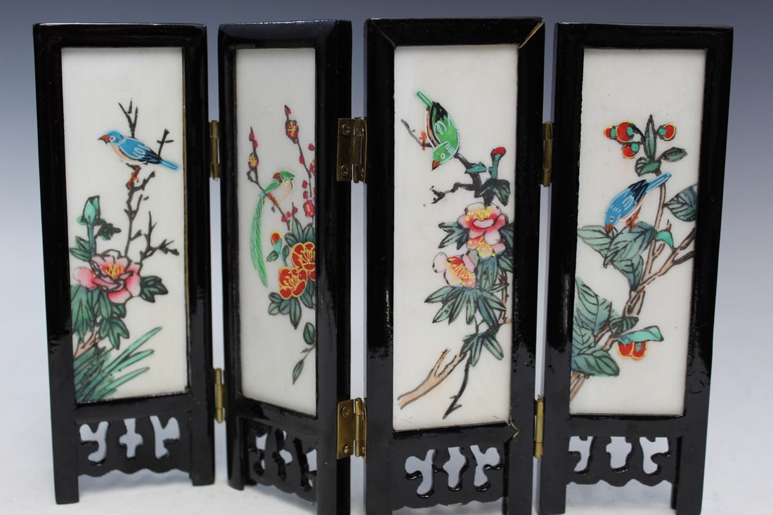 Chinese Hand-Painted Small Table Screen: Chinese Hand-Painted Small Table Screen. 24x17 cm. As Is.