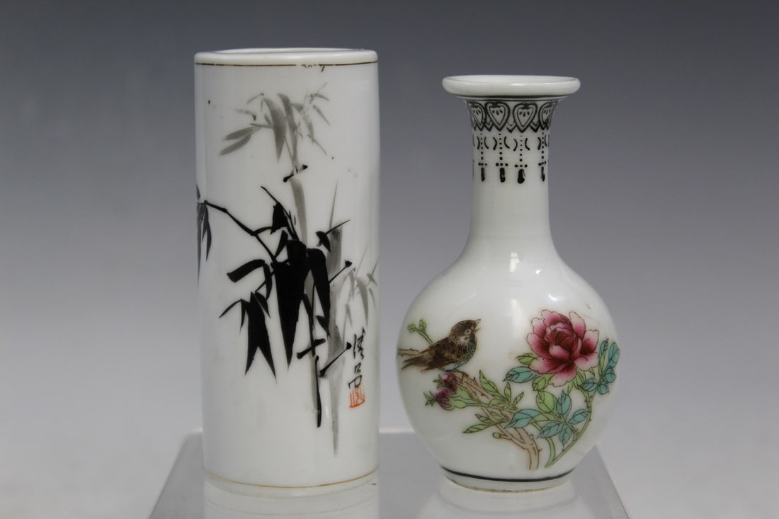 Two Chinese Porcelain Small Vases: Two Chinese Porcelain Small Vases. Taller H 9.4 cm