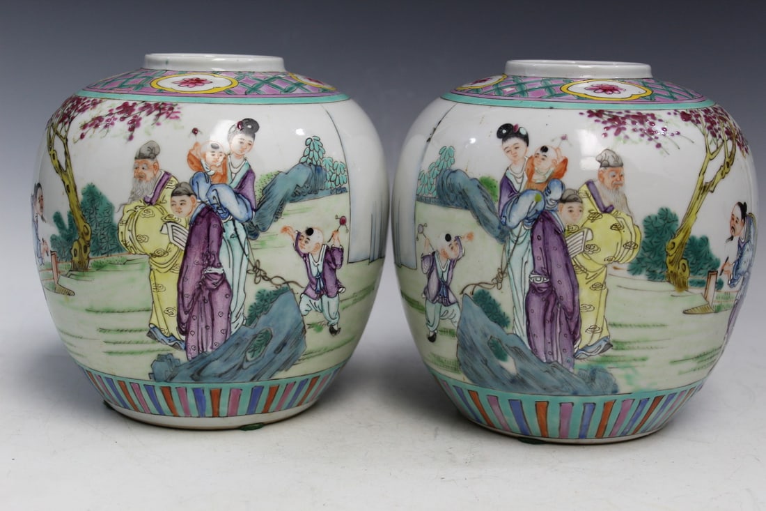 Pair of Chinese Famille Rose Porcelain Jars: Pair of Chinese Famille Rose Porcelain Jars. H 17 cm.