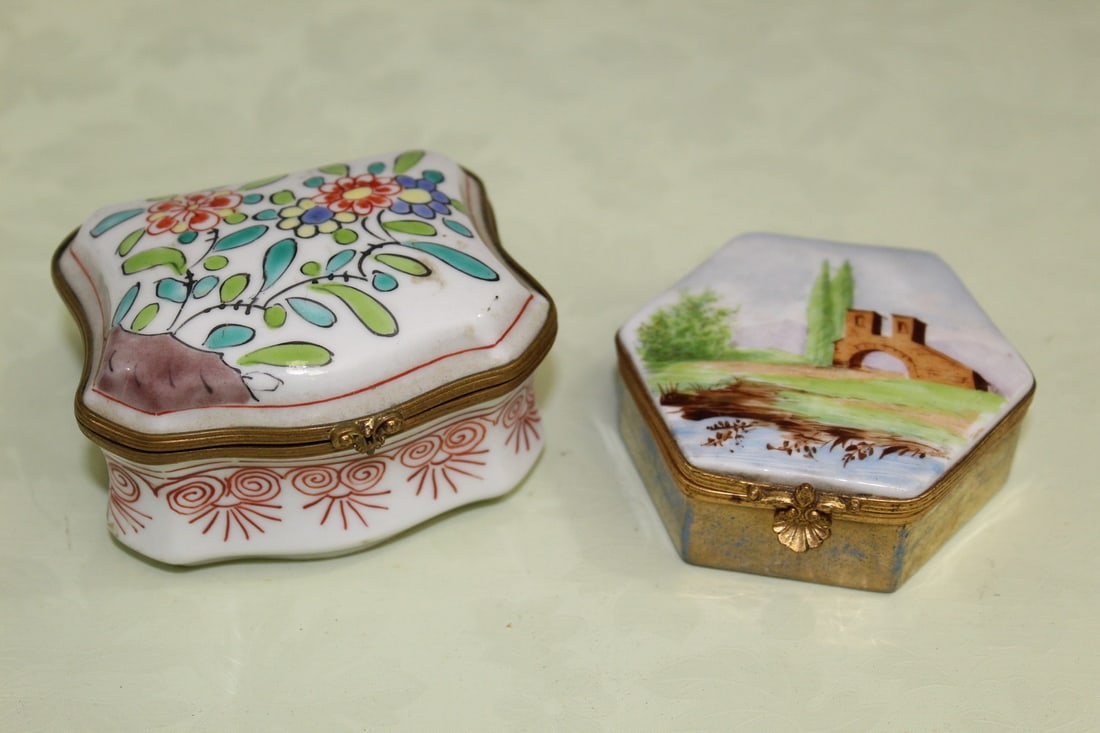 Two Porcelain Snuff Boxes: Two Porcelain Snuff Boxes. Larger One 6.5x6x3 cm