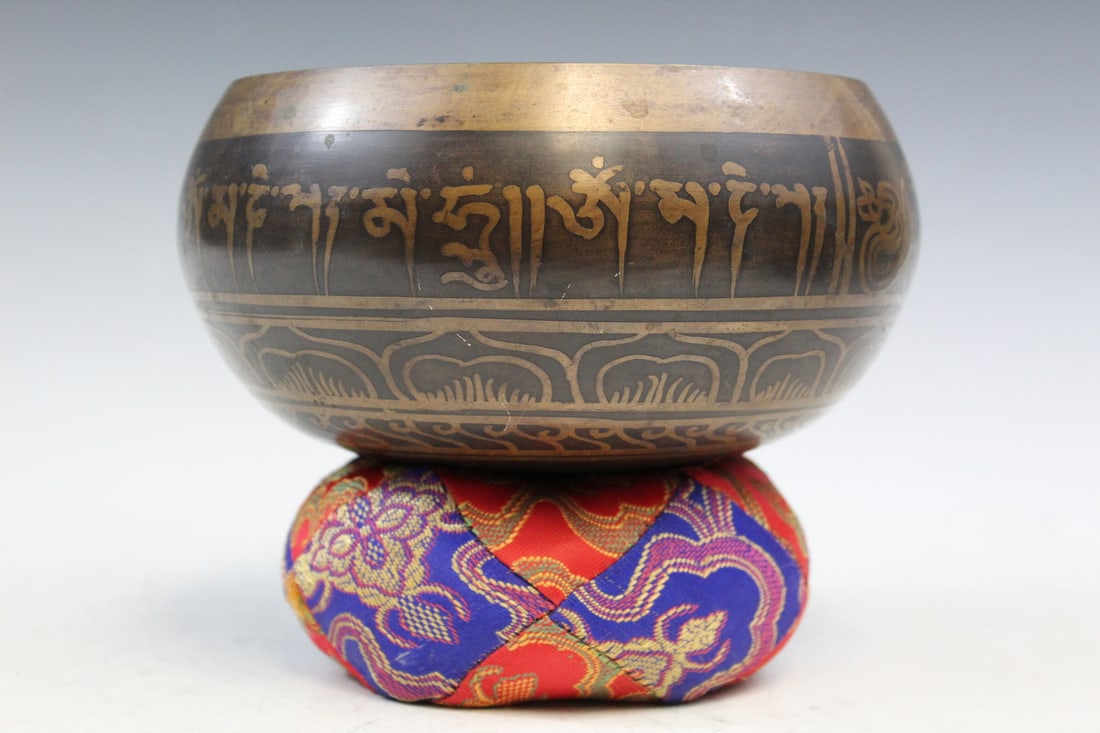 Tibetan Brass Om Singing Bowl: Tibetan Brass Om Singing Bowl. Diam 16 cm.