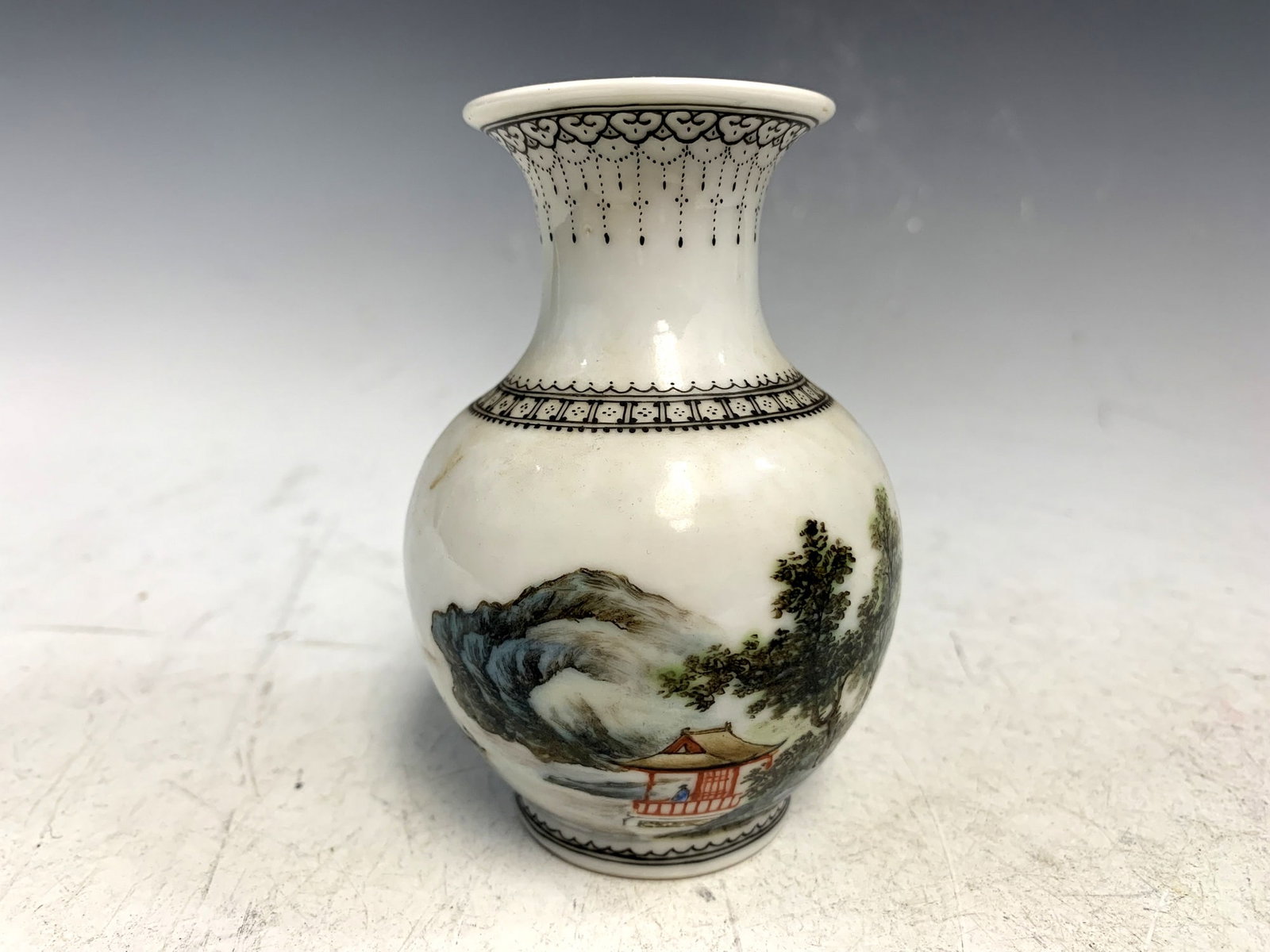 Chinese famille rose porcelain vase.: Chinese famille rose porcelain vase. Ht 10 cm.