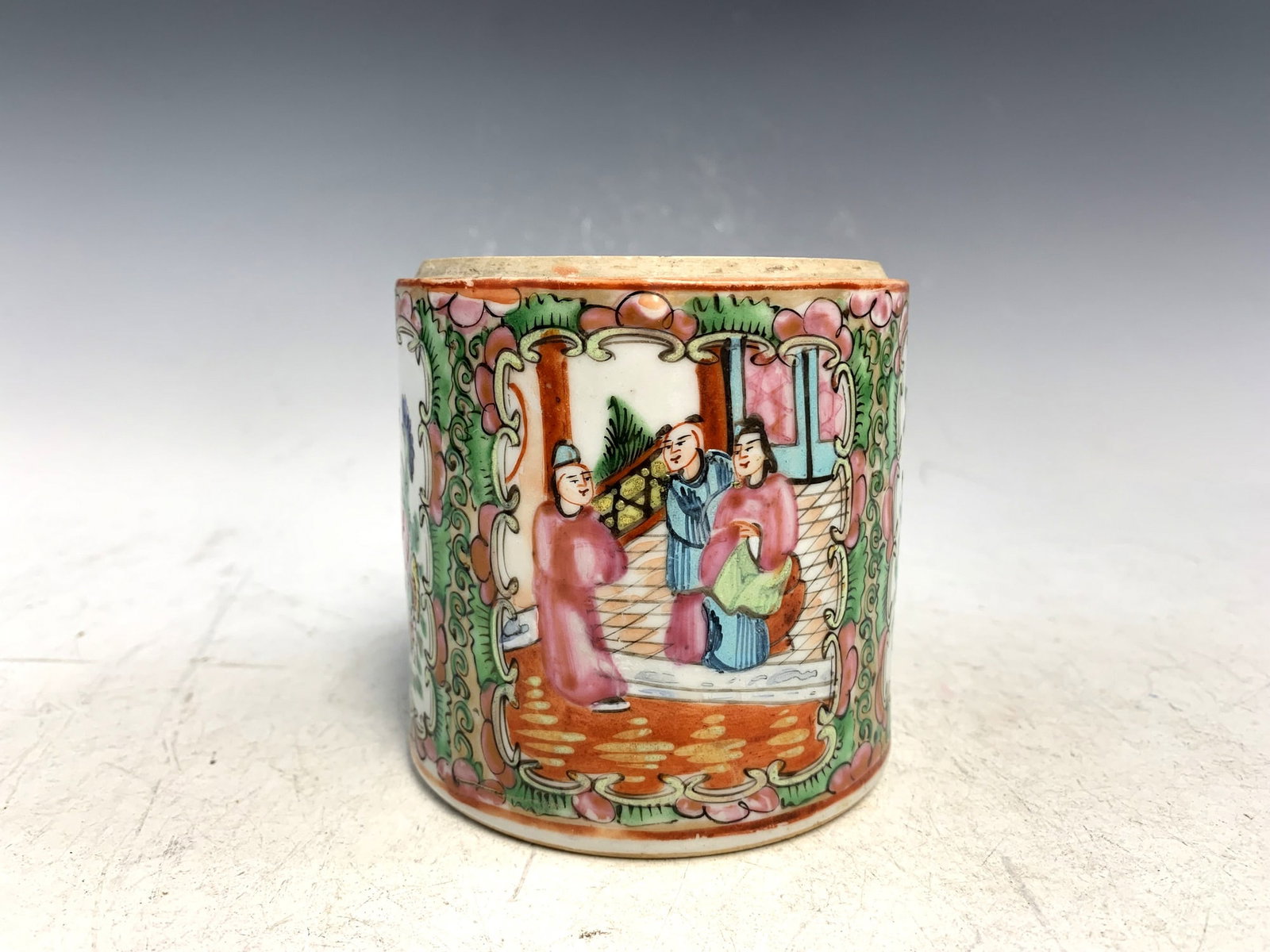 Chinese rose madellion porcelain brush pot.: Chinese rose madellion porcelain brush pot. Ht 10 cm Diamter 9.5 cm.