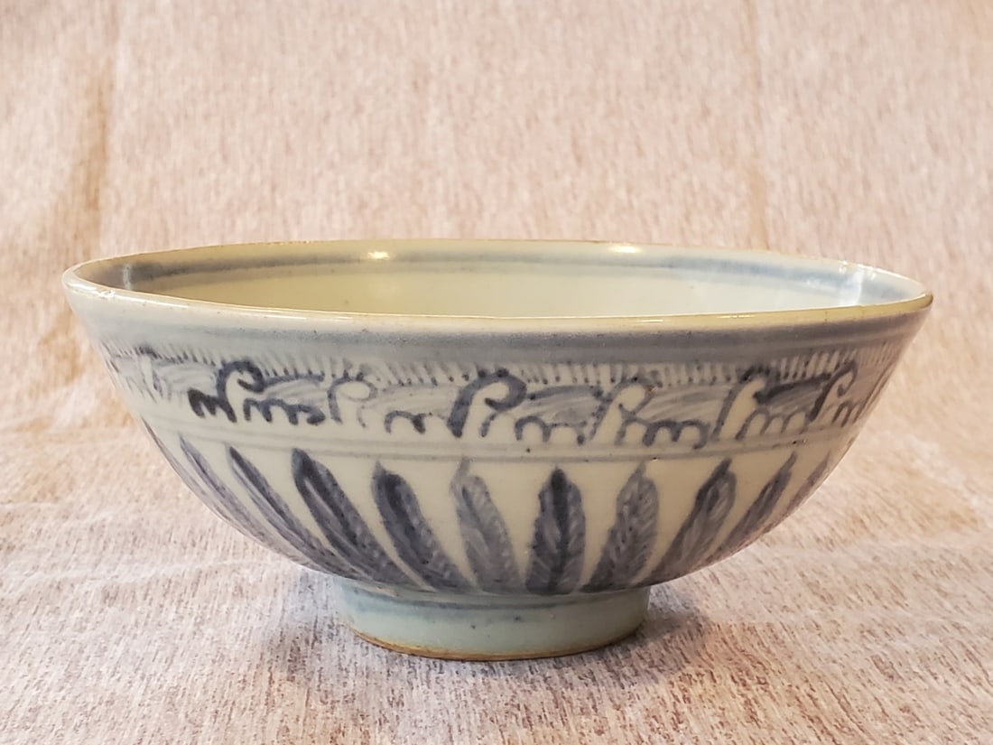 Chinese blue and white porcelain bowl, Ming Dynasty.: Chinese blue and white porcelain bowl, Ming Dynasty. Diameter 14 cm. Ht 6 cm.