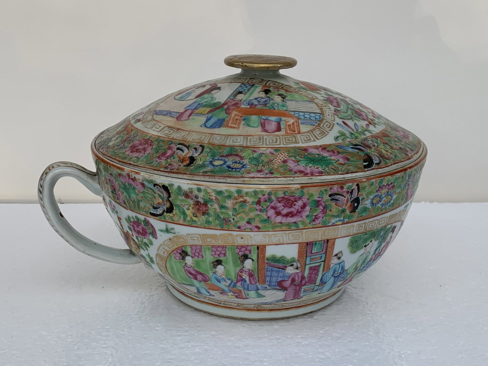 Chinese rose medallion porcelain bowl with lid: Chinese rose medallion porcelain bowl with lid. H 15 cm. Diam 24 cm.