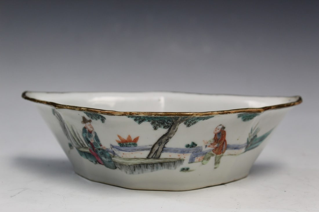 Chinese Famille Rose Bat-shaped Porcelain Bowl: Chinese Famille Rose Bat-shaped Porcelain Bowl. L 21 cm.