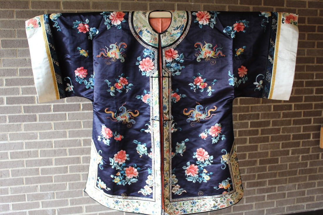 Chinese Silk Embroidery Robe - dark blue: Chinese Silk Embroidery Robe - dark blue. H 105 cm