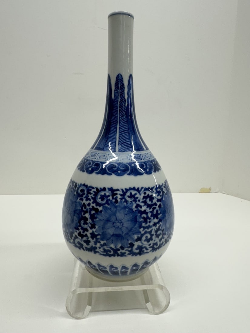 Blue and white bulbous vase painted with banana leaves, scrolling lotus and RUYI patterns. Kangxi (1 of 3)