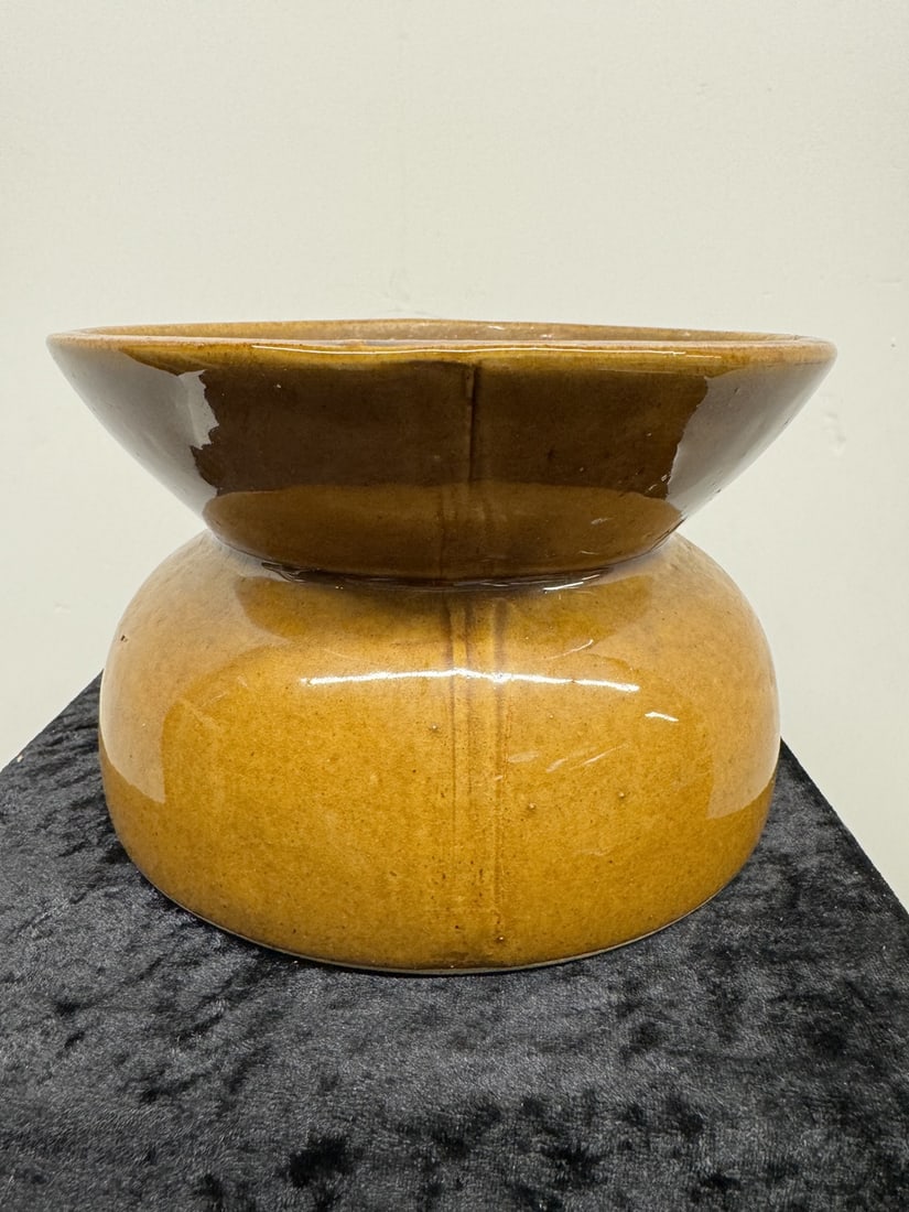 Asian pottery spittoon: Asian pottery spittoon. D 18cm