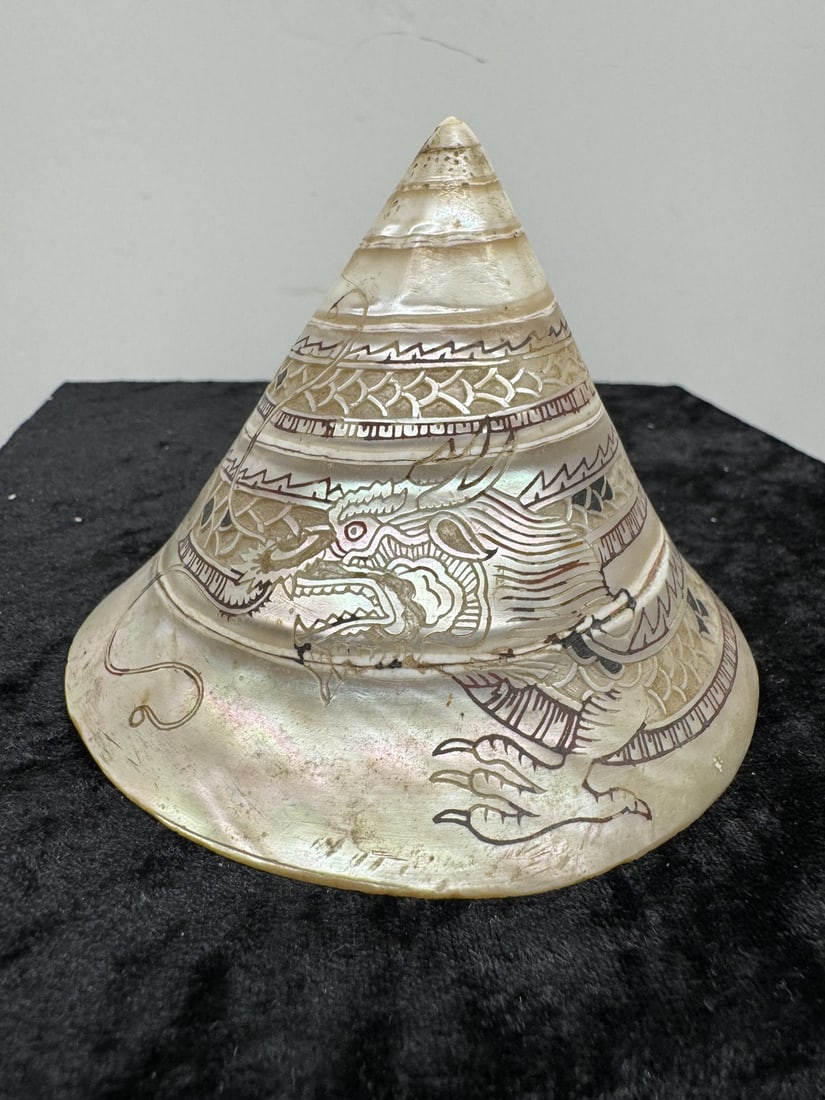 Seashell mother of pearl ornament: Seashell mother of pearl ornament. D 10cm