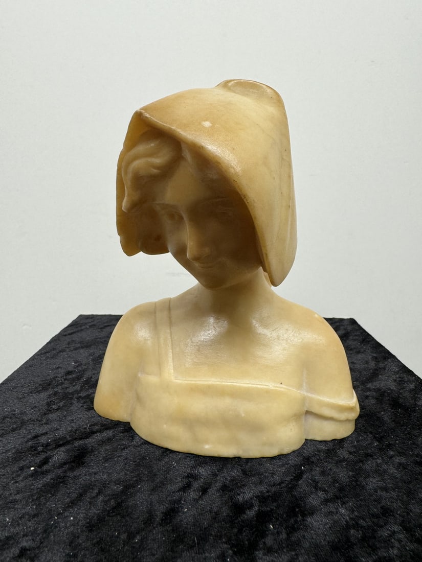 Alabaster sculpture of lady: Alabaster sculpture of lady. H 15cm