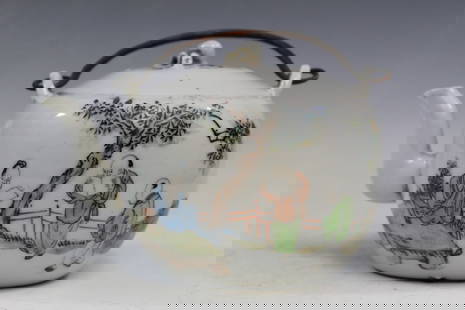 Chinese Famille Rose Porcelain Teapot: Chinese Famille Rose Porcelain Teapot. L 14 cm. H 9 cm.