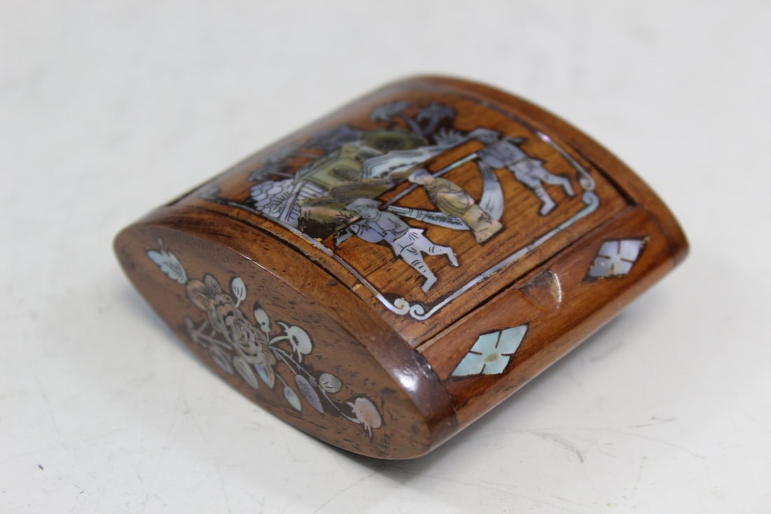 Chinese Huanghuali Wood Box with Mother-of-pearl Inlay.: Chinese Huanghuali Wood Box with Mother-of-pearl Inlay.. 6x6x2 cm