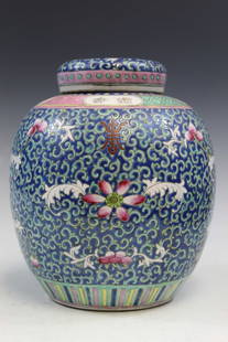 Chinese Famille Rose Porcelain Covered Jar: Chinese Famille Rose Porcelain Covered Jar. H 23 cm, Diam 20 cm.