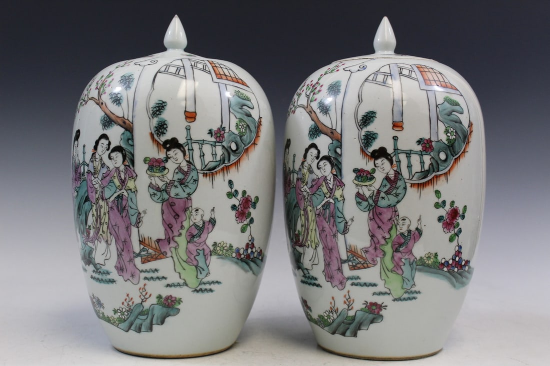 Pair of Chinese Famille Rose Porcelain Jars: Pair of Chinese Famille Rose Porcelain Jars. H 26 cm.